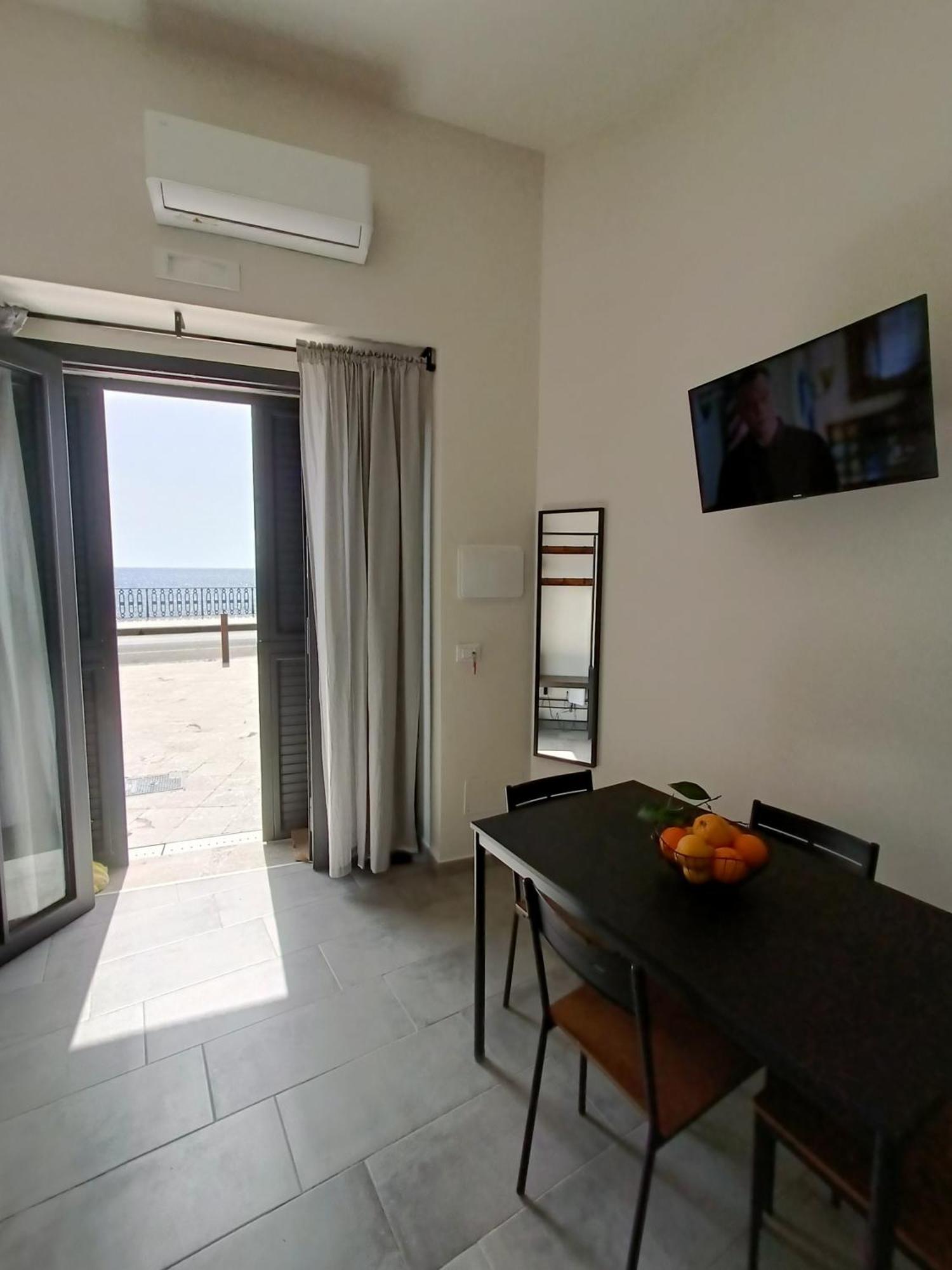Casa Del Sole Fronte Mare Apartment
